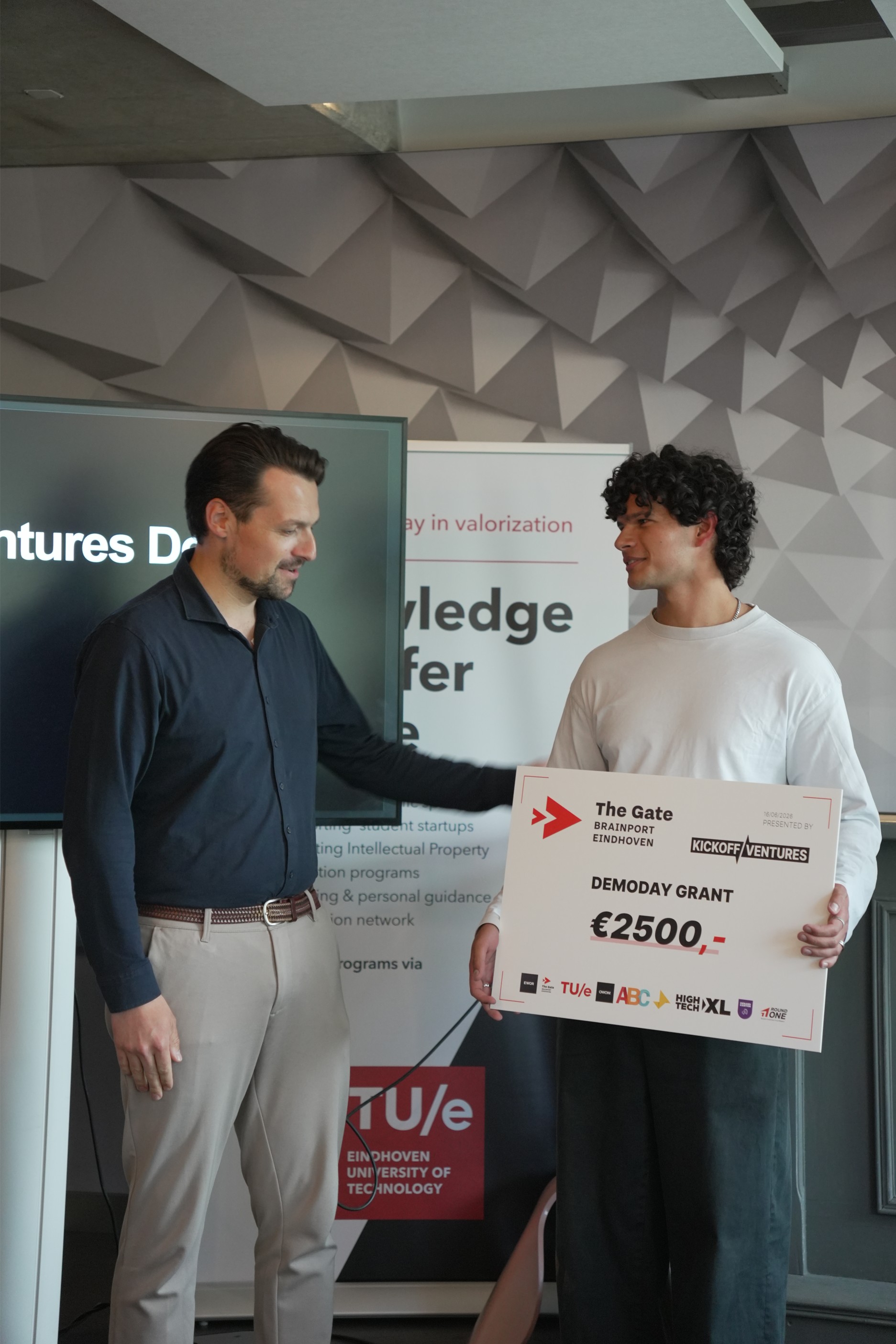 Stacklink receiving the Demo Day grant
